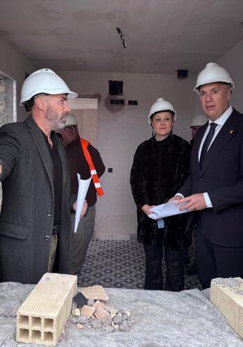 El alcalde visita las obras de viviendas en Taraguilla